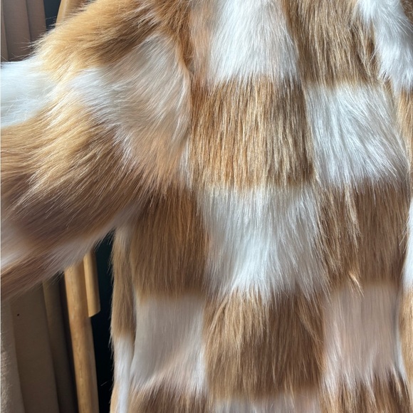 Ces Femme NWT Women's Tan and White Checkered Faux Fur Jacket - Picture 3 of 6